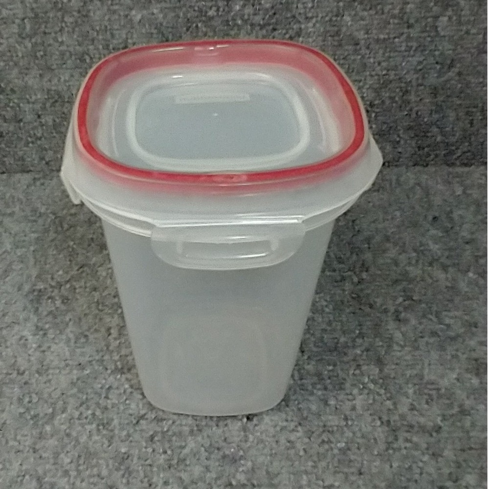 Rubbermaid Lock-Its Food Storage Container w/ Easy Find Lid 5.25 Cup Racer Red